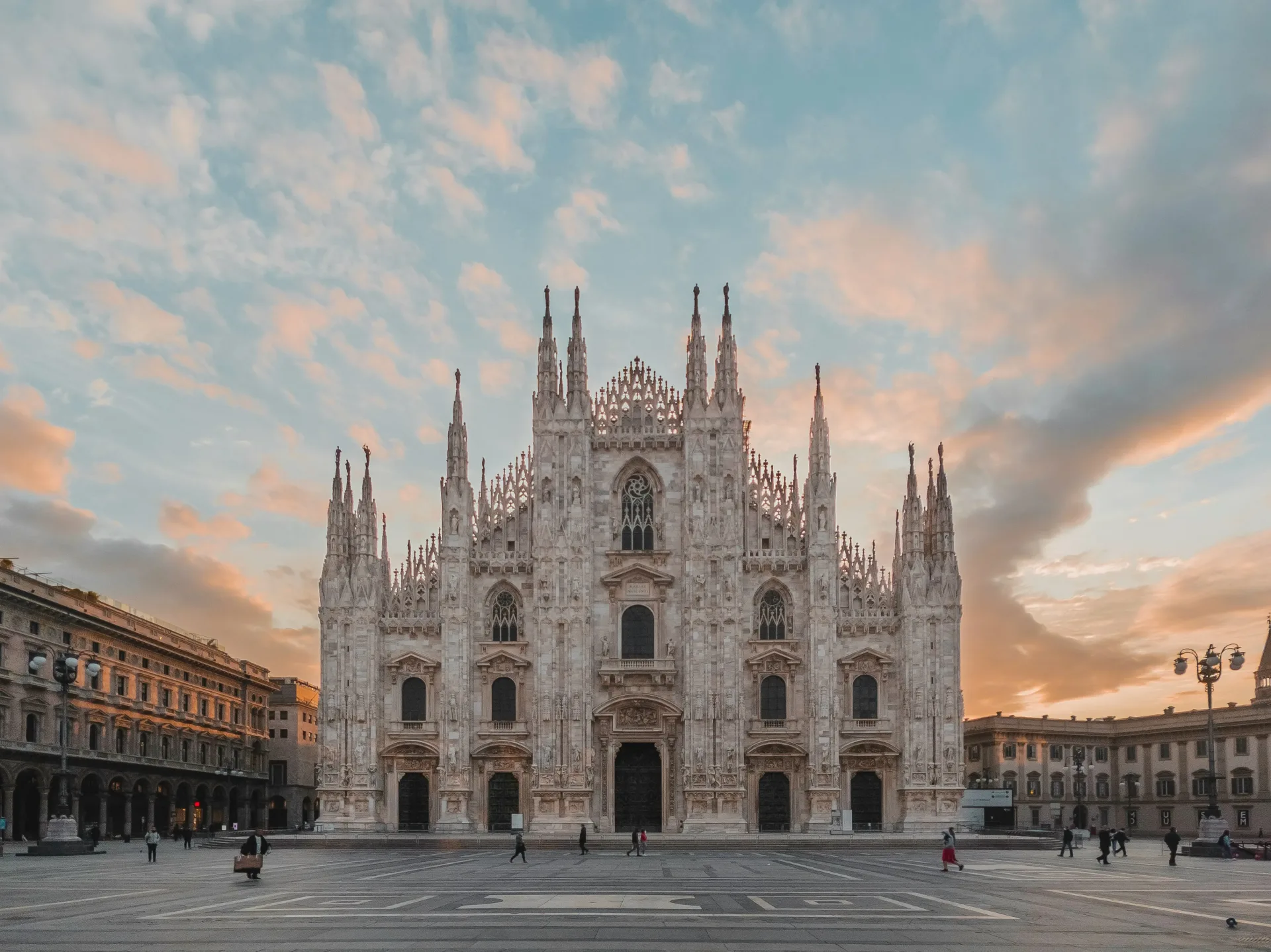 Guided city tour of Florence. View the Duomo – Florence most iconic landmark. View the remarkable and famous Leaning Tower of Pisa.