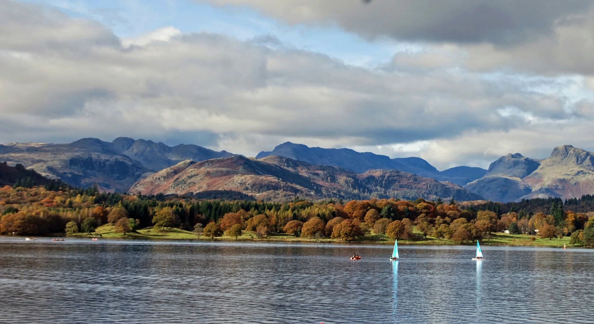 Lake Windermere. Enjoy Cruise on Lake Windermere. Enjoy Scottish Distillery tour. Drive to Glasgow.