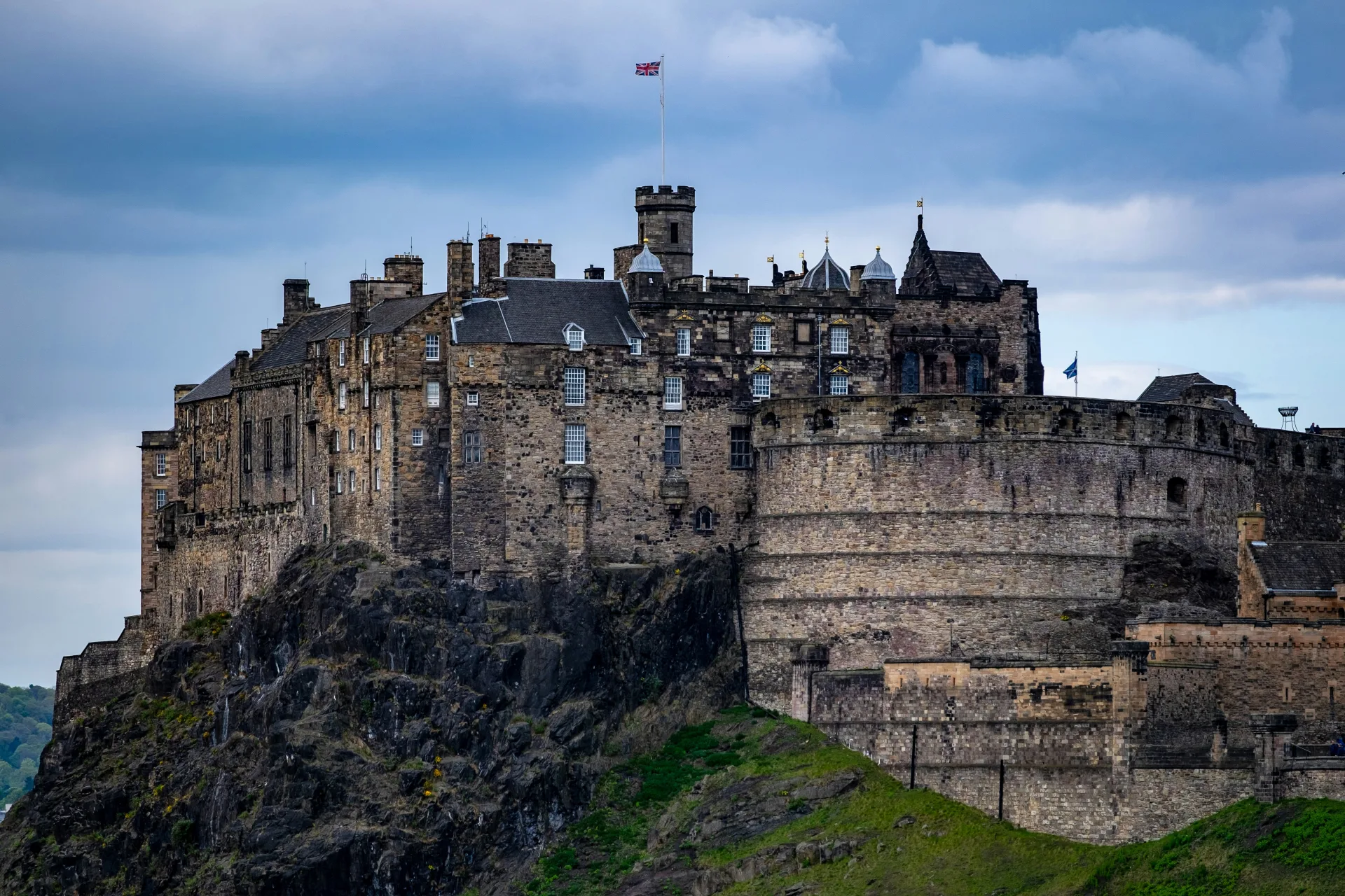 Guided city tour of Edinburgh. Visit the Edinburgh Castle. Cruise on Lake Loch Lomond.
