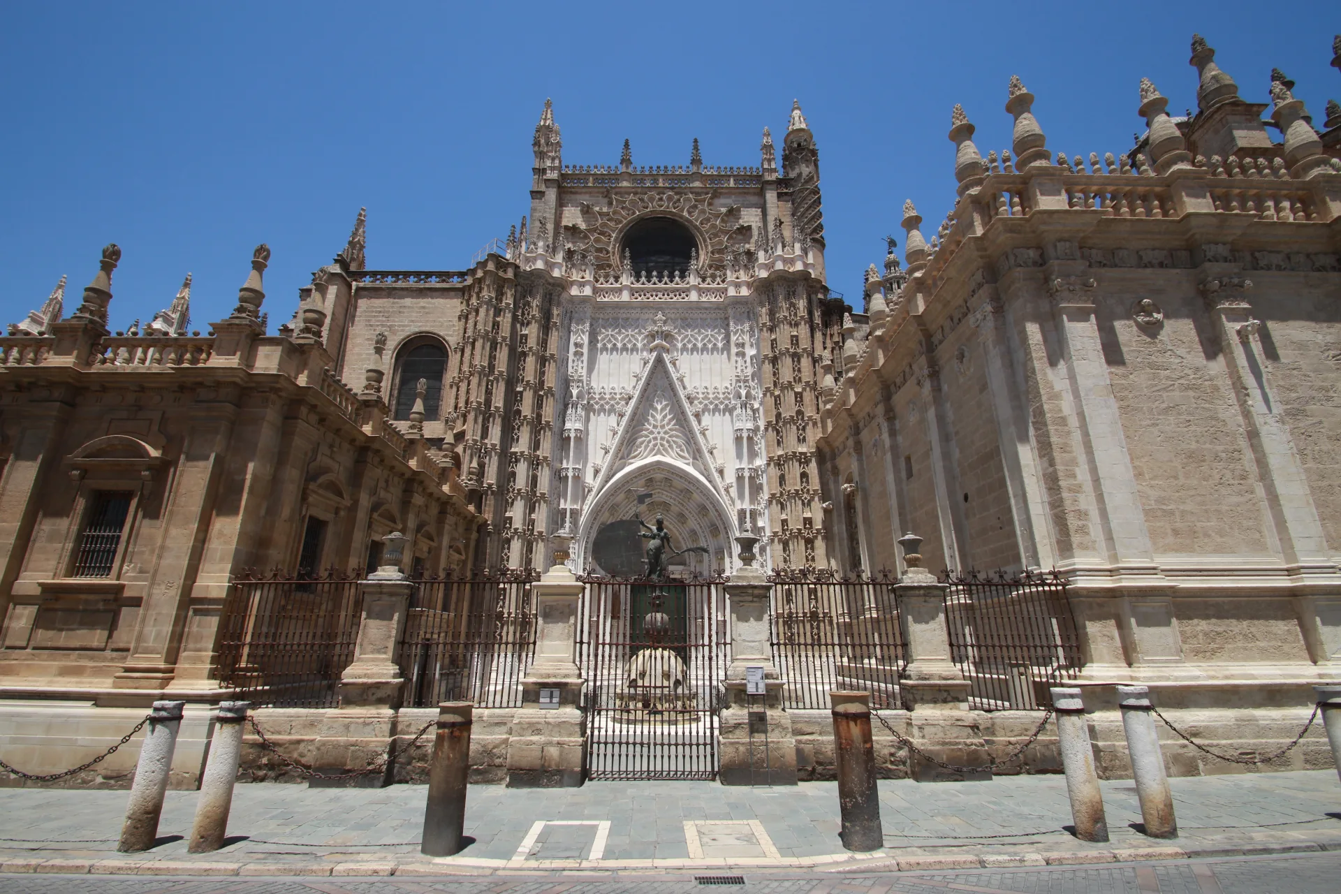 Guided tour of Seville. Experience the renowned Flamenco Show.